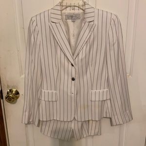 Stripe formal suit size 4 Tahari brand silk lining good condition